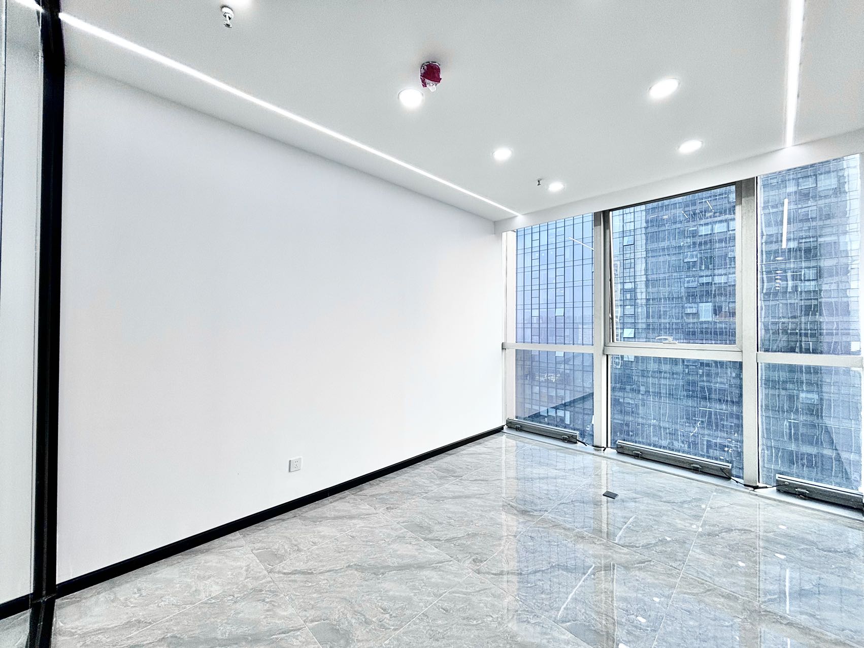 1号线高新地铁四五百米 265平方 4隔间36工位 大落地窗 含物业费 近电梯口 方正 中航城市广场办公室出租