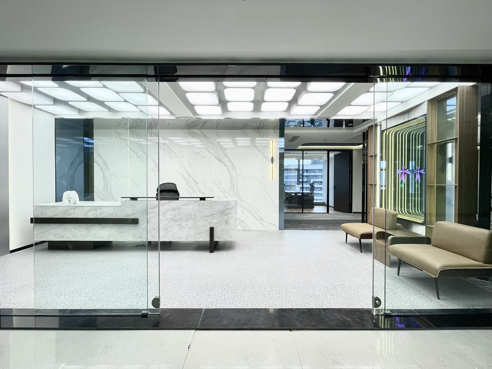 市中心锦江宾馆按套出租 7隔间32工位带休息接待区 正对电梯口 装修风格新颖 上普财富中心办公室出租