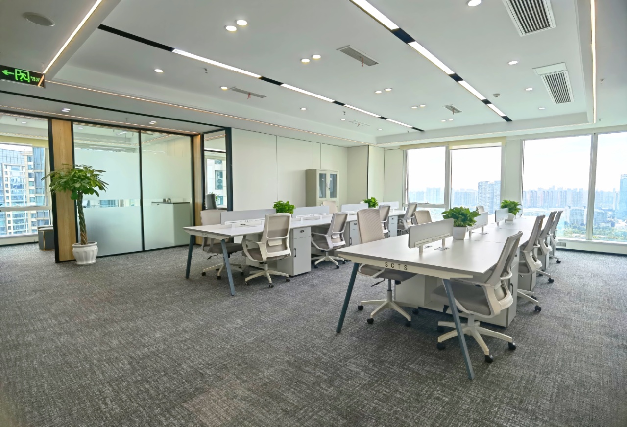 南门-锦江三面环江楼盘 271平方 5隔间24工位 视野看江 景色优美 东南双面采光 复地金融岛办公室出租