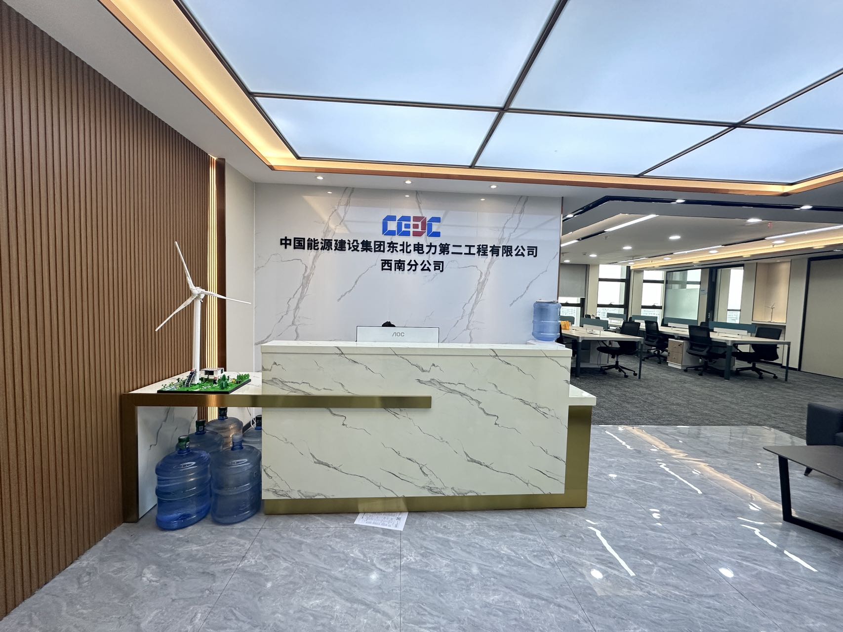 高新孵化园精装24小时空调户型 双面采光 5隔间24工位 带家具 西/南朝向 中航国际交流中心办公室出租