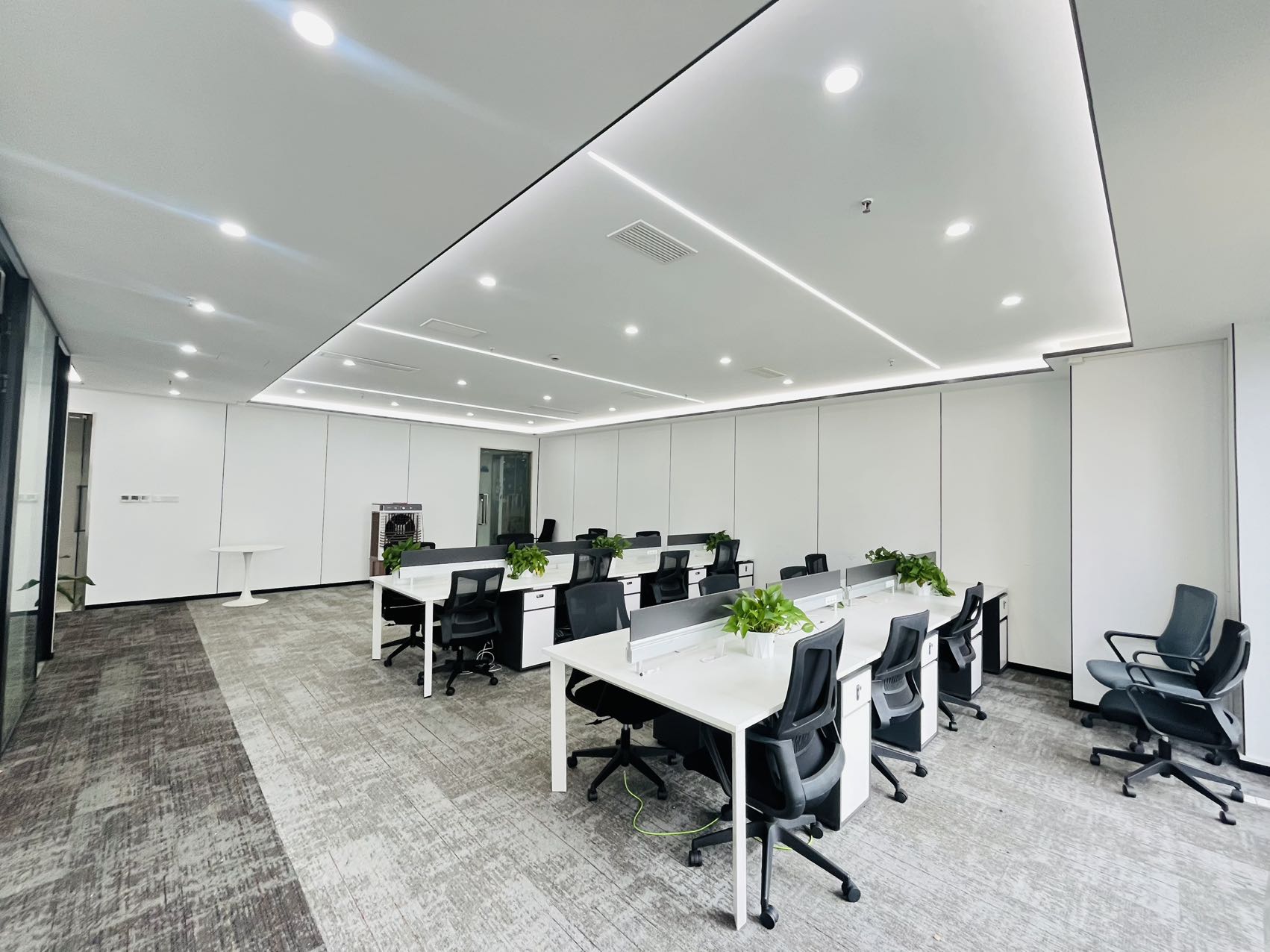 世纪城精装高区户型 套租 2隔间24工位 报价含物业费 精装带家具 采光面大 蜀都中心办公室出租