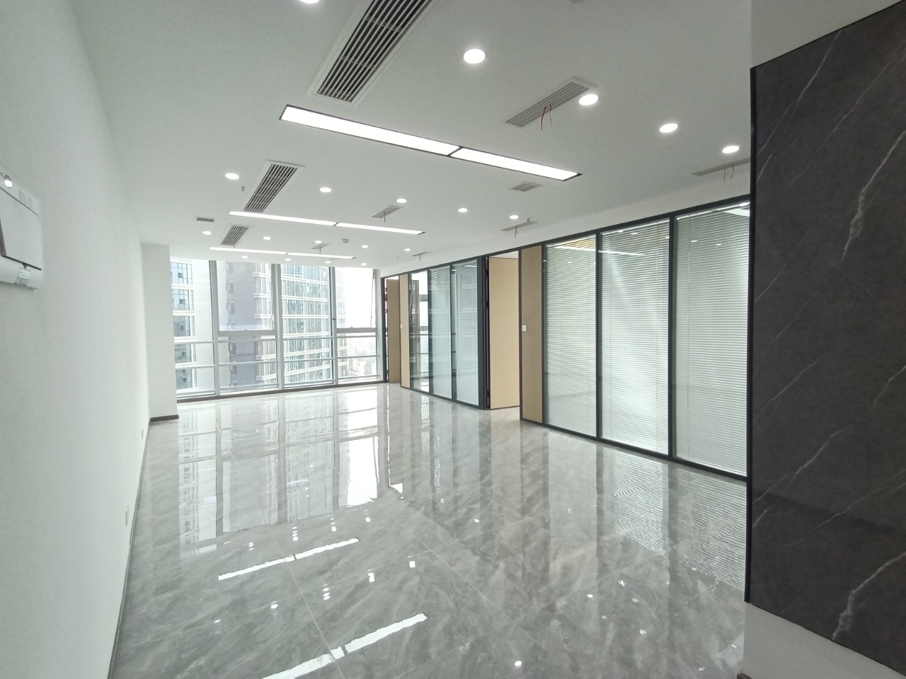 【精品】奥园广场151平米丨大纵深户型办公空间丨玻璃隔断采光通透