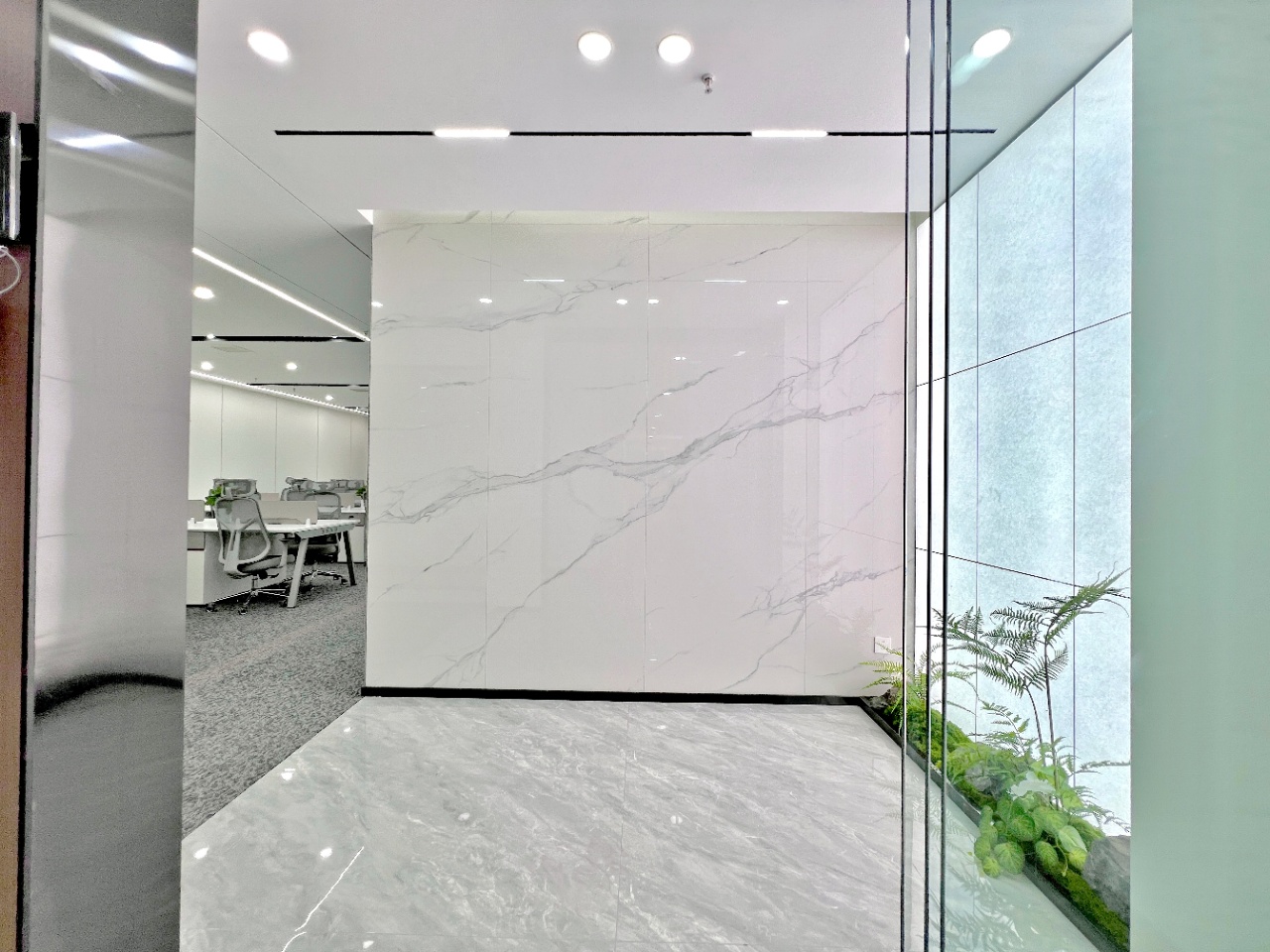 天府三街地铁口按套出租精装好房 3隔间24工位 朝东 24小时空调 新希望国际办公室出租