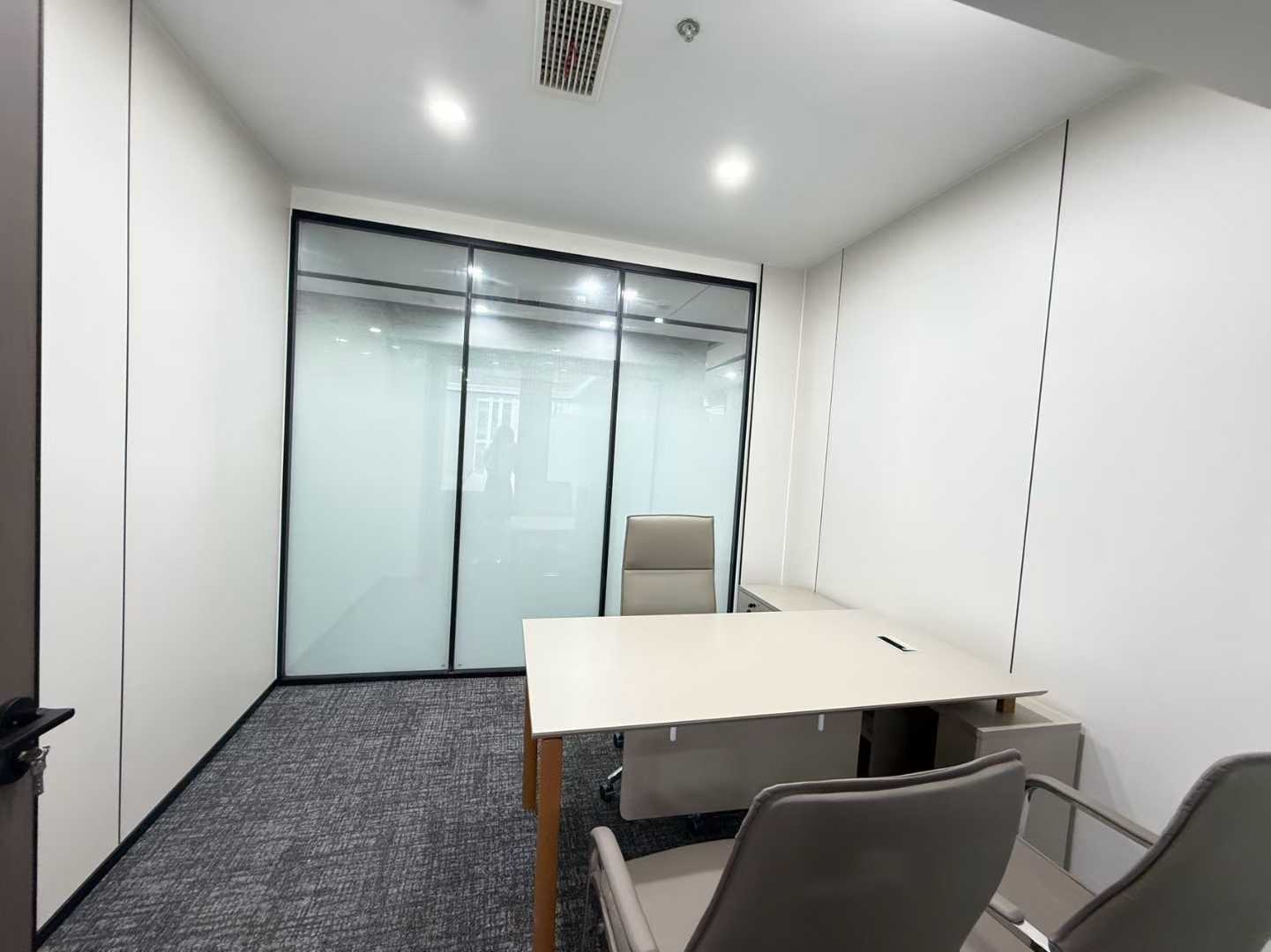 高新区孵化园地铁口 正东朝向 208.52平 4隔间18工位 视野开阔 带家具 环境好 嘉润国金中心办公室出租