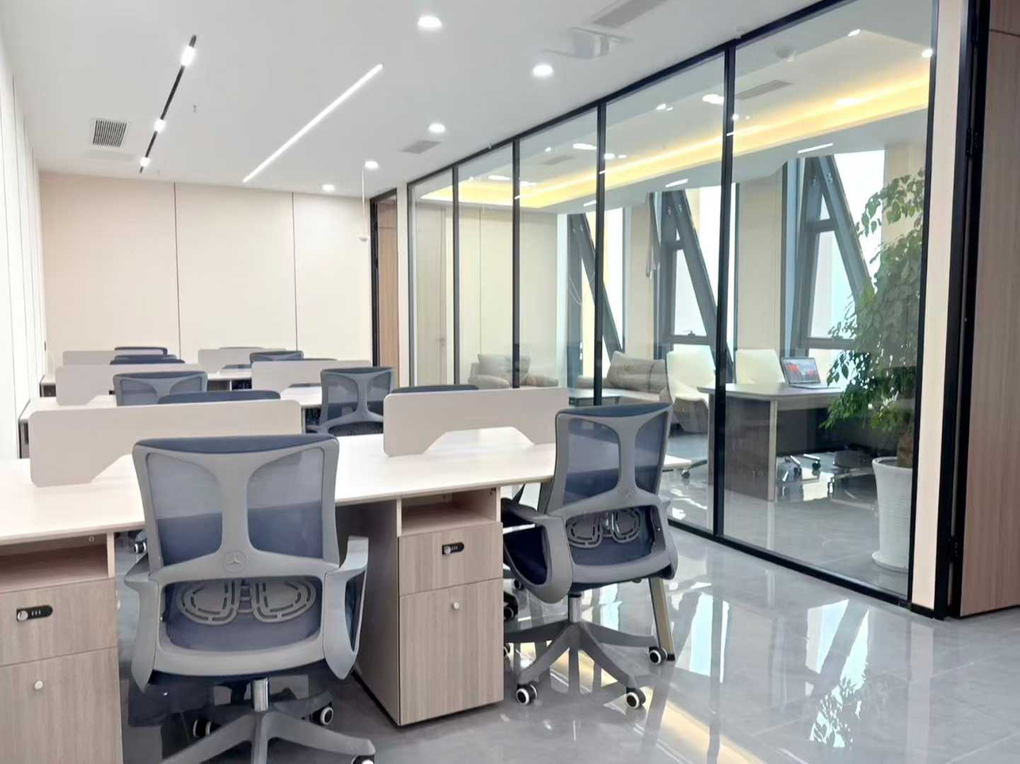 金牛区人民北路地铁口 甲级品质楼盘 206平方 3隔间20工位 精装带家具 看锦江 24小时空调 北成8号办公室出租