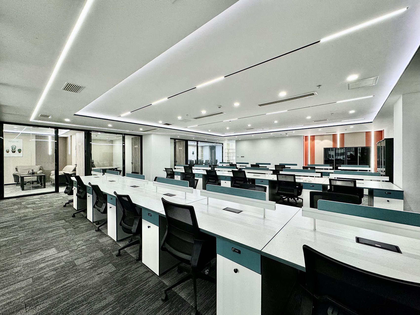 武侯区桐梓林地铁口 409平大面积 7隔间40工位带前台和接待区 户型方正 大老板间 新希望大厦办公室出租