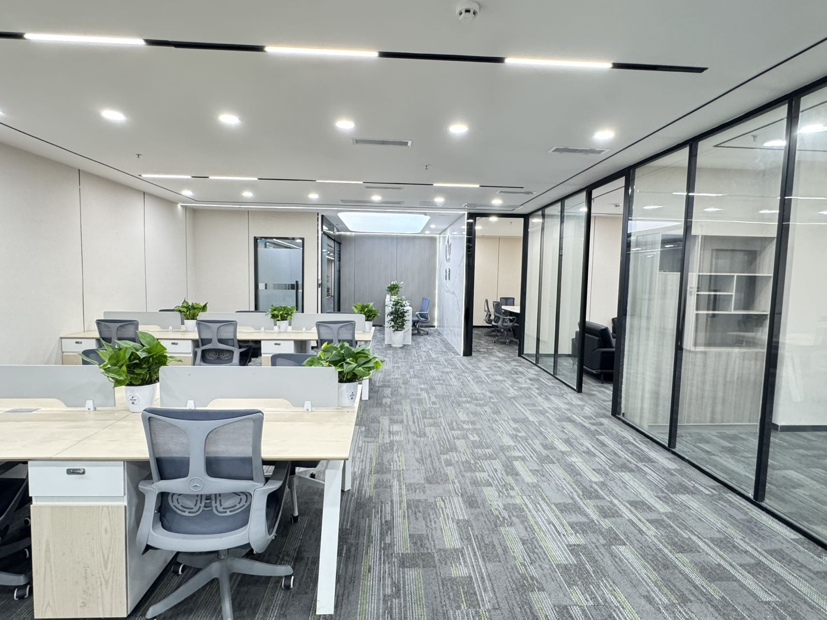 锦江区金石路地铁口 279平方 5隔间24工位 双面采光 无加时费 拎包入住 新希望中鼎国际办公室出租