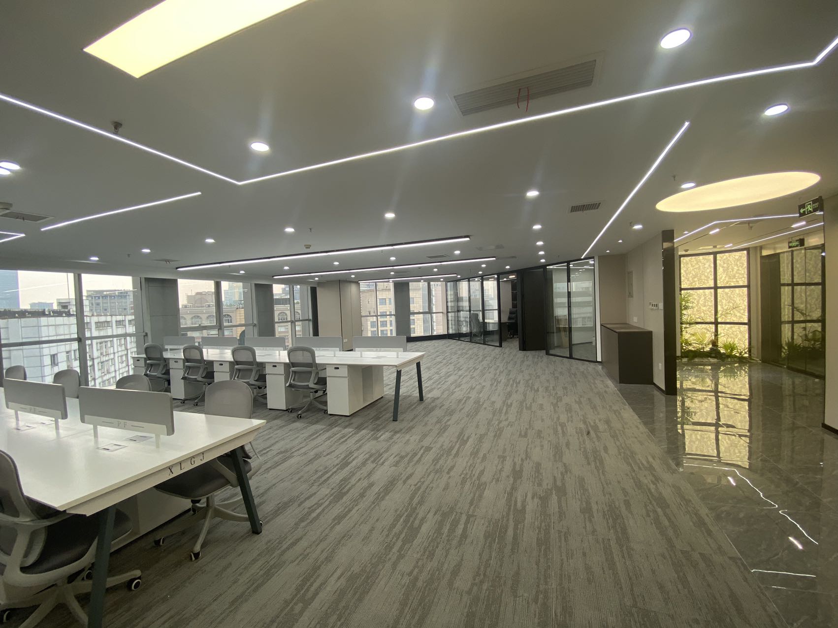 春熙路甲写 套租户型 5隔间28工位 此套无加时费 报价含物业费 时代广场办公室出租