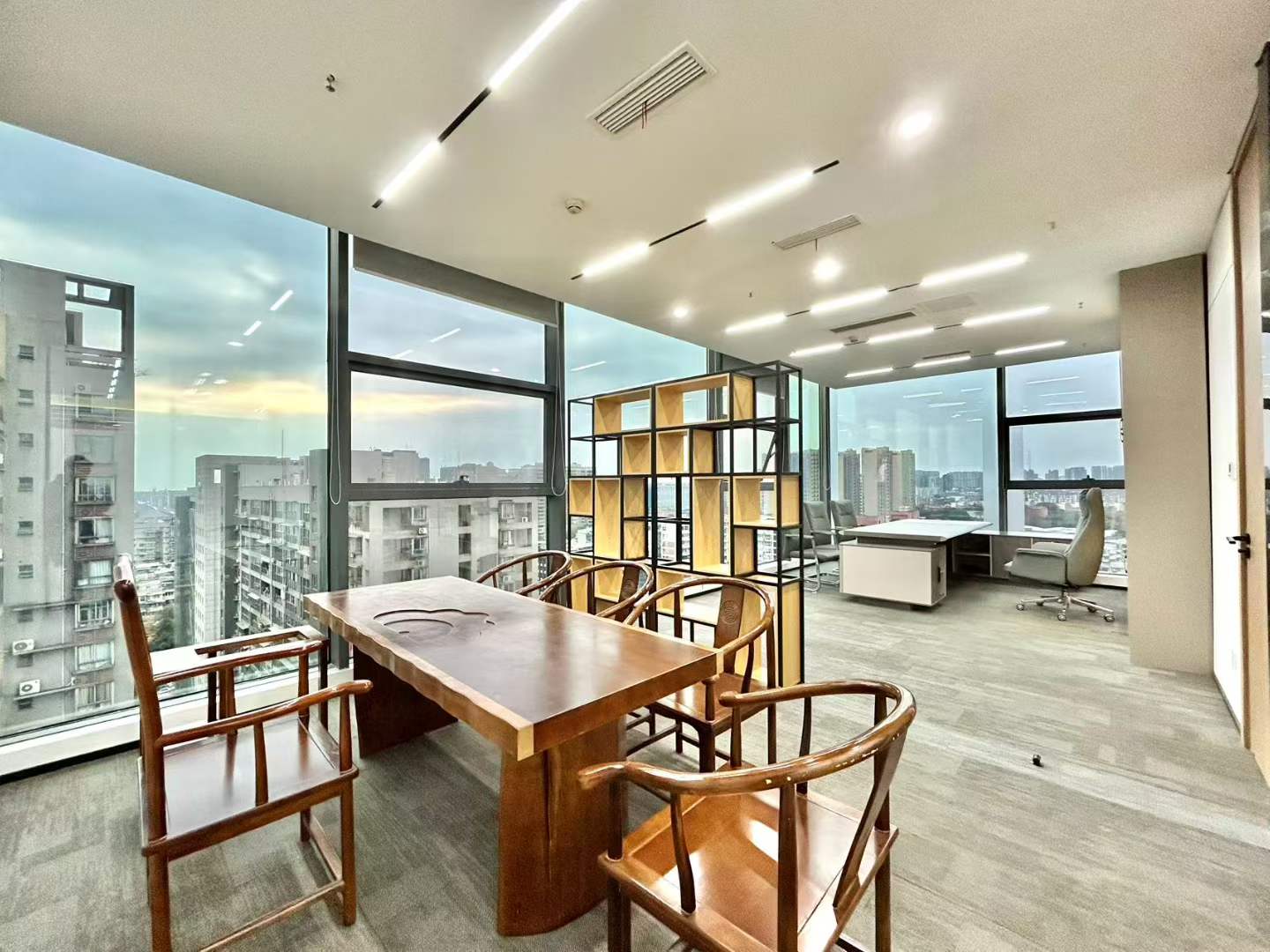 西二环精装大面积 1198平方 9隔间80工位 精装带家具 双面采光 大老板间 工位多 蓝润摩里中心办公室出租