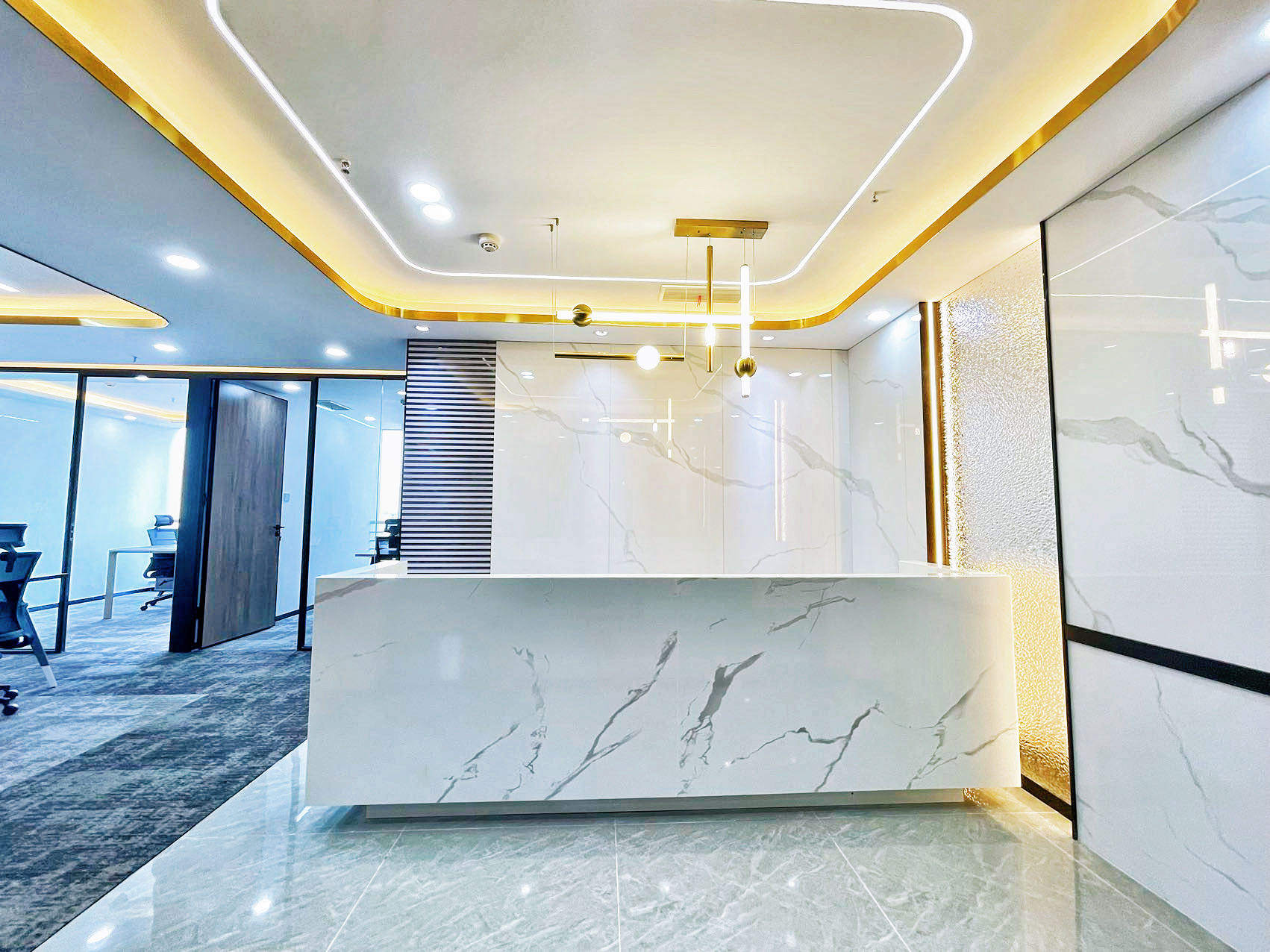 市中心东门大桥地铁口 套租户型 4隔间18工位 精装带家具双面采光 24小时我空调 东方广场办公室出租