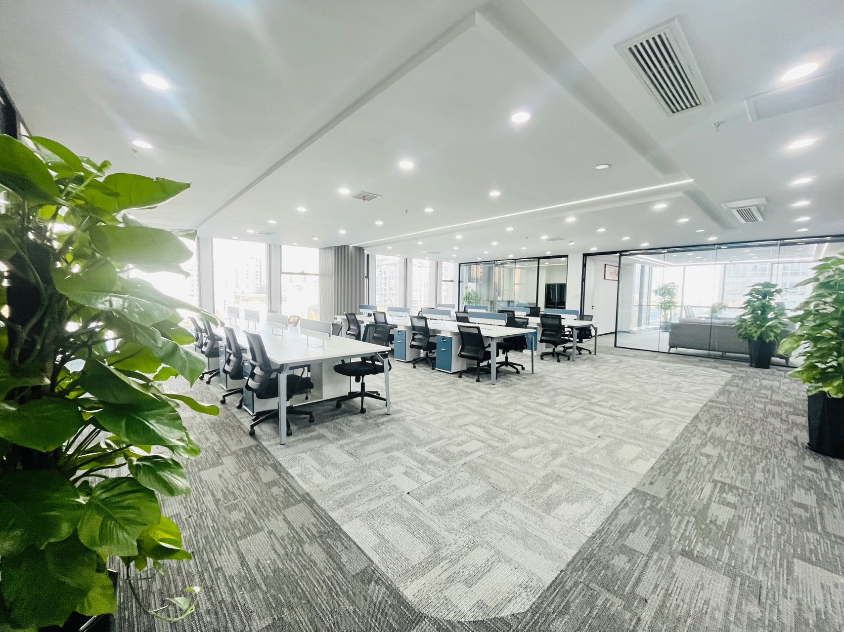 武侯区桐梓林地铁口 按套出租 7隔间40工位 精装带家具 含物业费 新希望大厦办公室出租