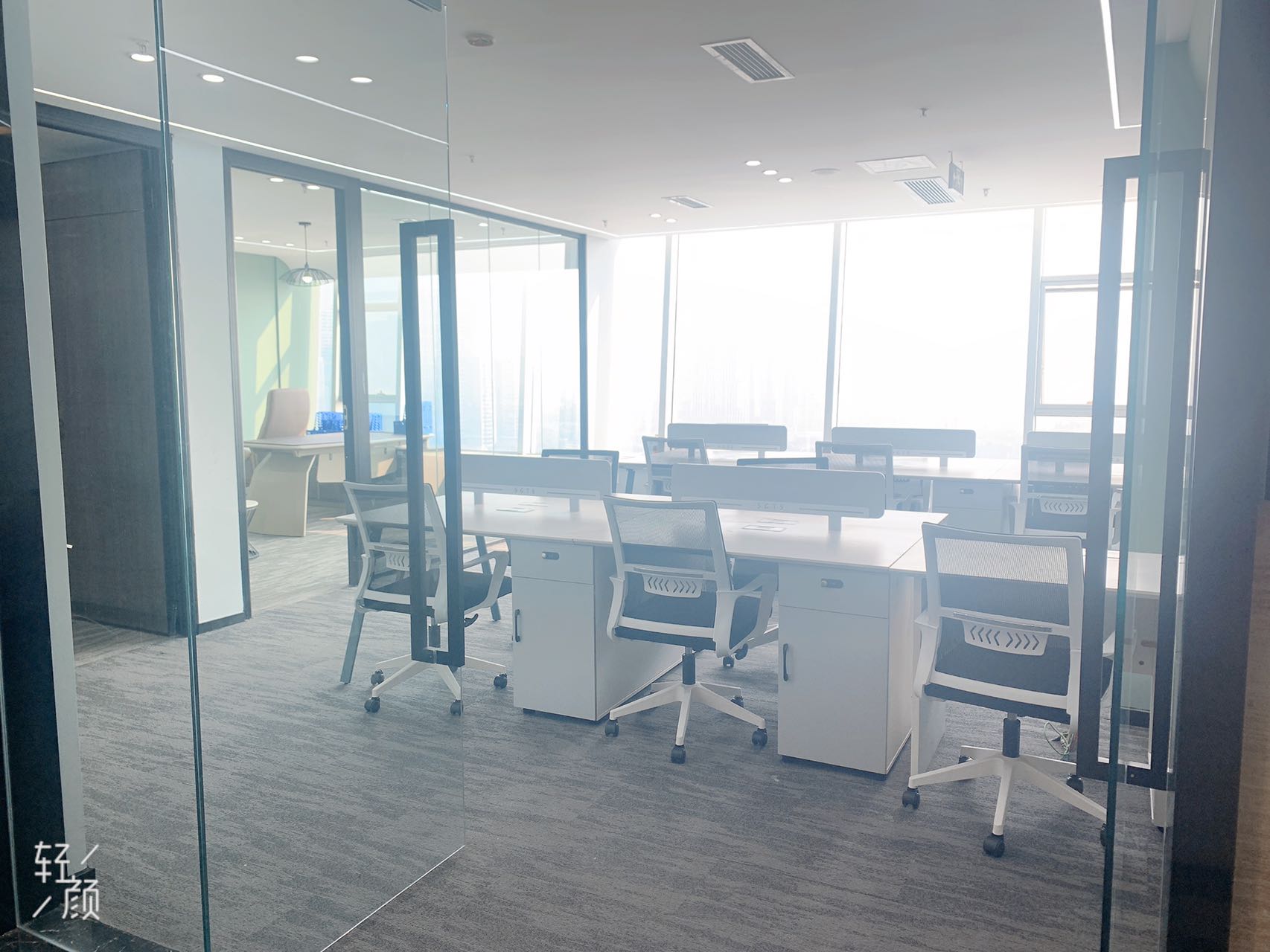 高新区新世纪环球中心精装100平办公室 全新装修现房 带家具 含物业