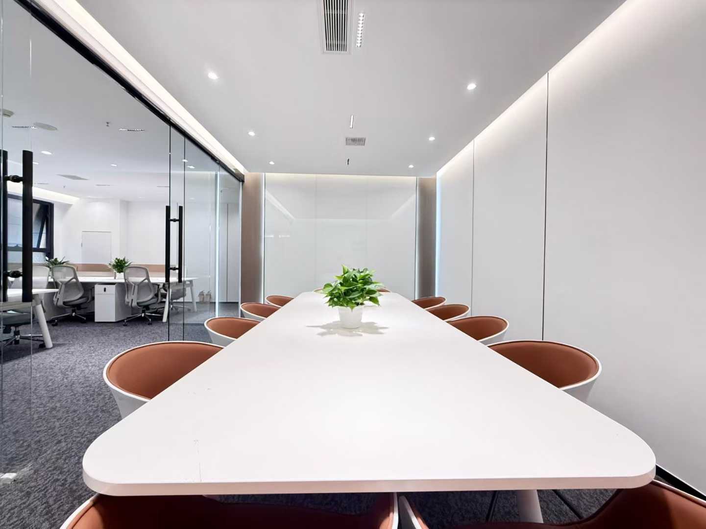 三地铁线交汇 电梯口户型 260平 4隔间24工位 精装带家具 新装风格温馨 德商国际办公室出租