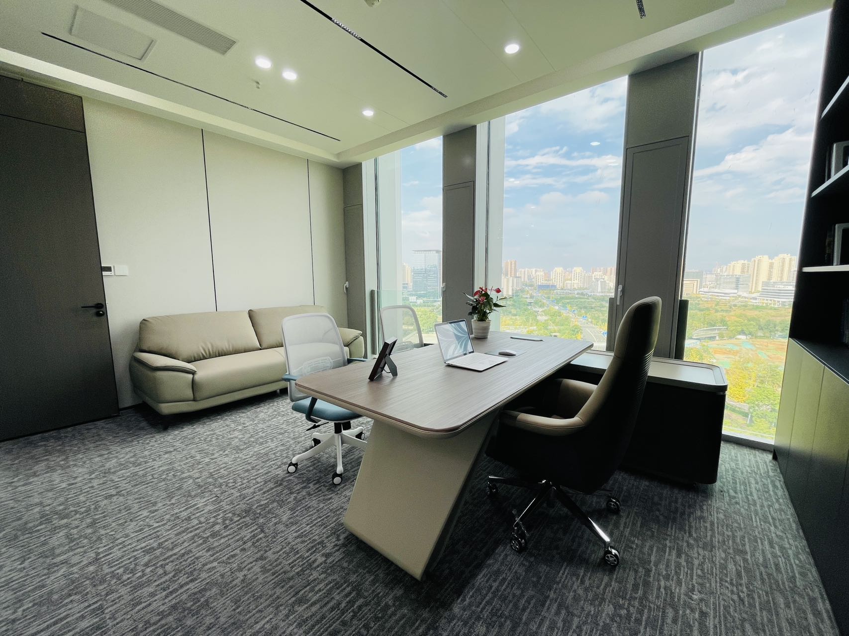 新川甲写 精品户型 238平 4隔间25工位 视野装修巴适 入驻享受优质办公环境 柚呈科创办公室出租