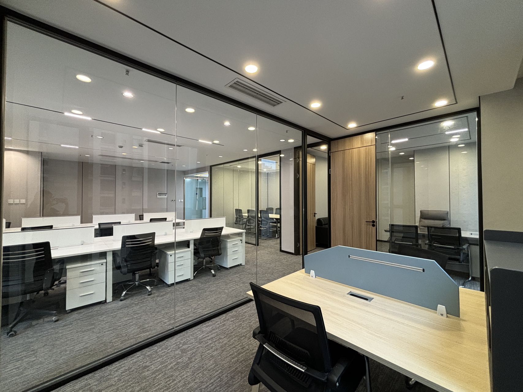 孵化园地铁口三四百米 小面积双面采光 176平 3隔间16工位 含税价  拎包入住 楚峰国际办公室出租