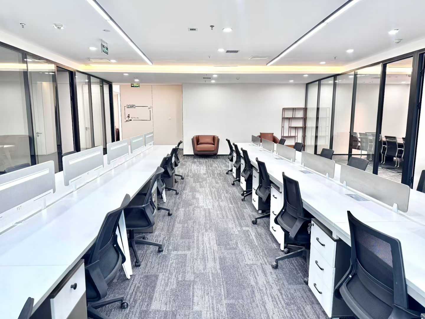 天府三街超甲写字楼 307平 6隔间30工位带机房 24小时空调 楼盘品质高 节能大厦办公室出租