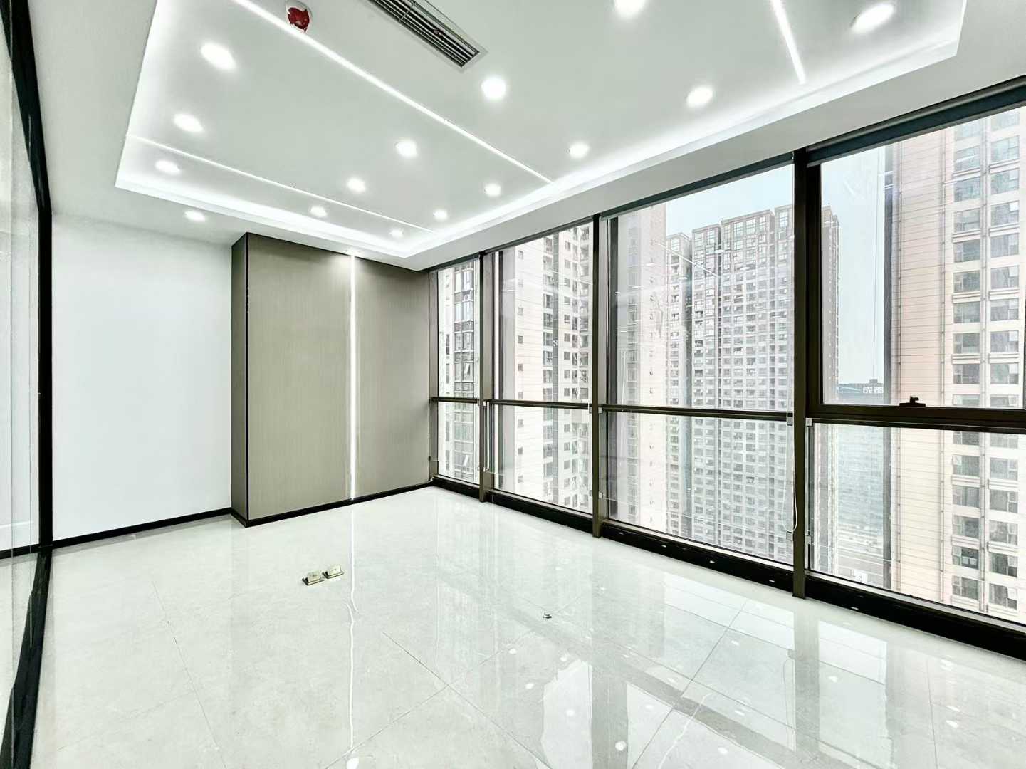 高新区世纪城地铁口双面采光优质户型 单价不到50元 370平 6隔间45工位 高区视野 东方希望天祥办公室出租