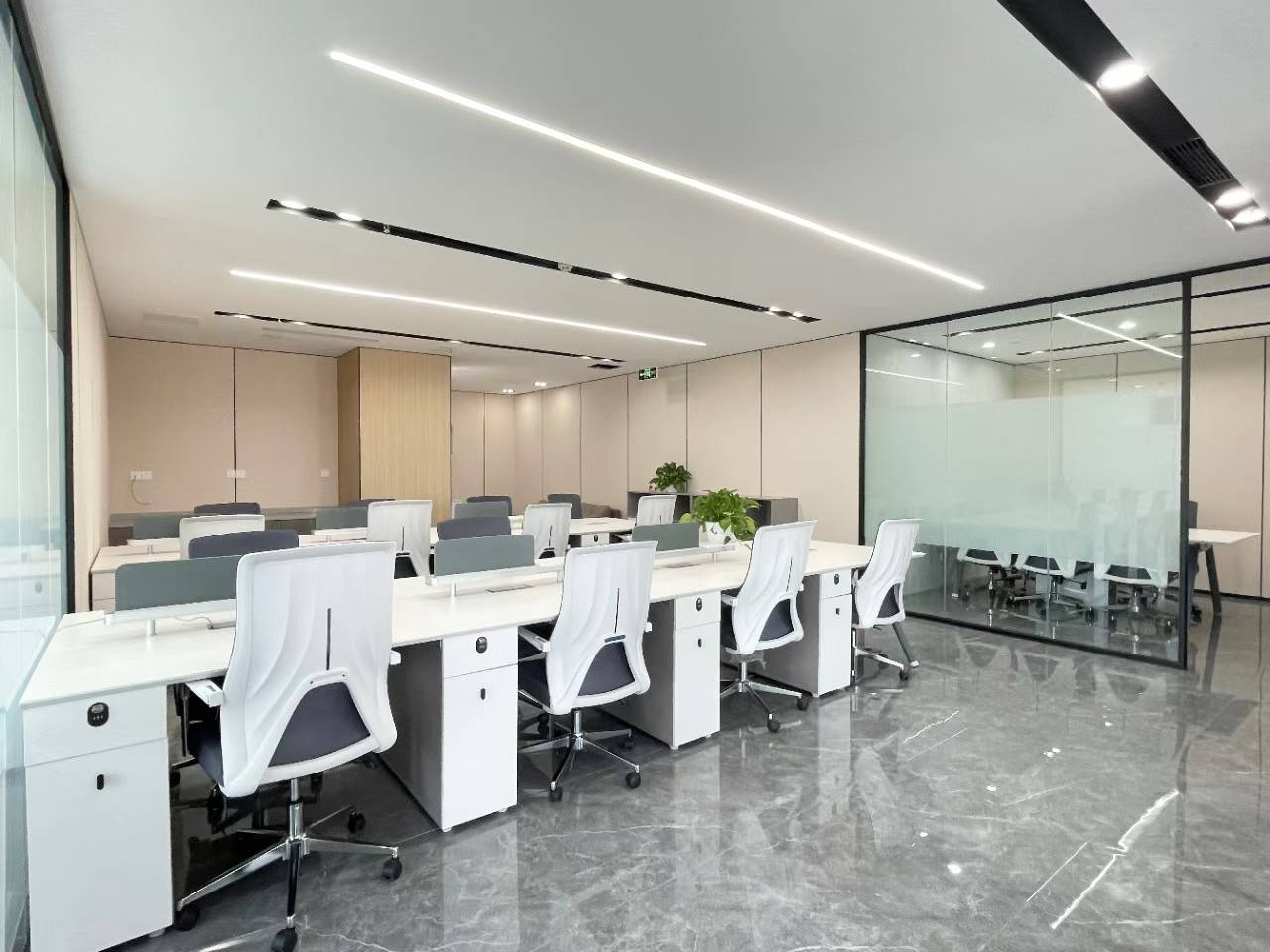 天府新区1号线广福地铁口 服务面积250平 4隔间16工位 精装带家具 全地砖 美凯龙大厦办公室出租