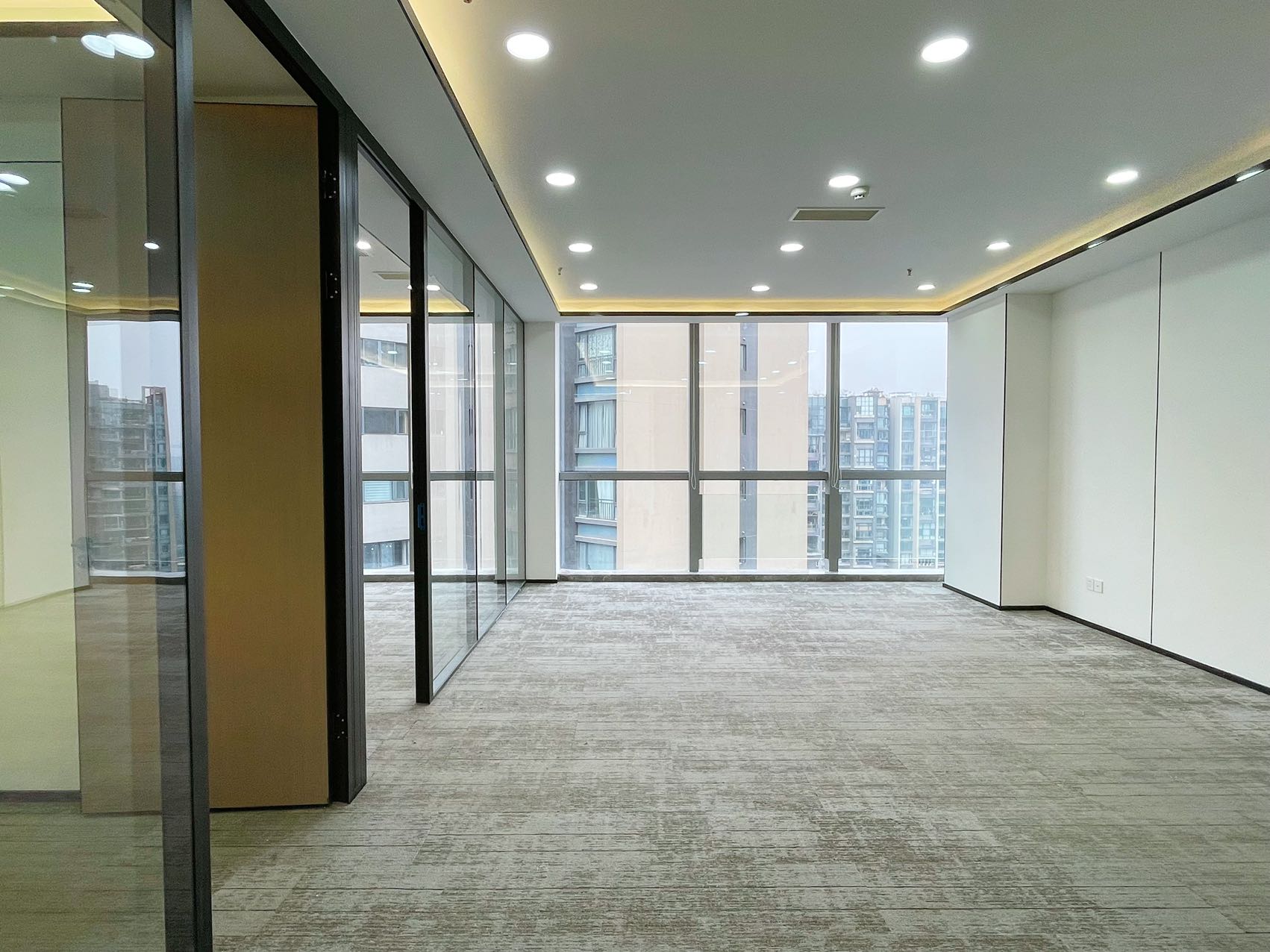 金融城经典小户型 3隔间12工位无加时费 特价12800元含物业费含家具 核心地段 誉峰国际办公室出租