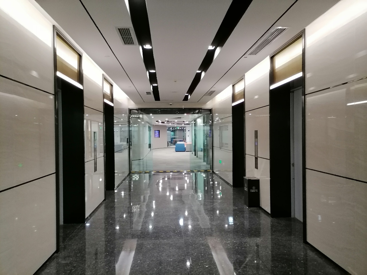 锦江区金石路地铁口汇融广场精装248平小面积办公室 创业首首选 性价比超高 含物业