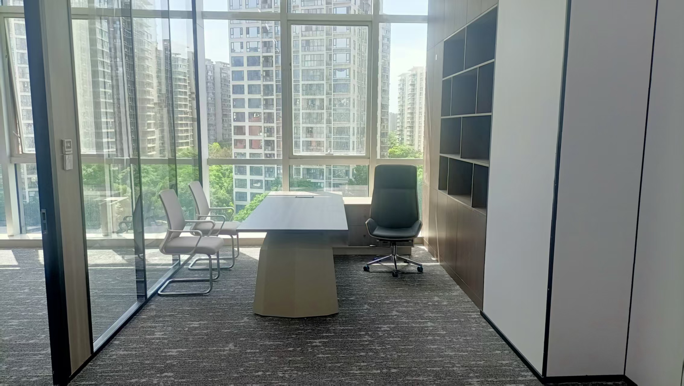 高新地铁三四百米 精装户型 价格含物业费 4隔间40工位 户型方正 中航城市广场办公室出租