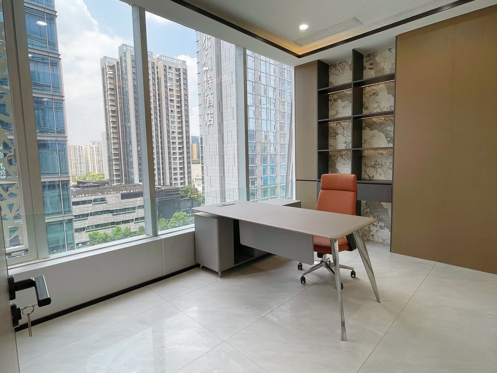 金融城三面采光优质户型 按套出租 5隔间16工位 视野非常安逸 轻奢新装 通透大气不失格调 中航国际广场办公室出租