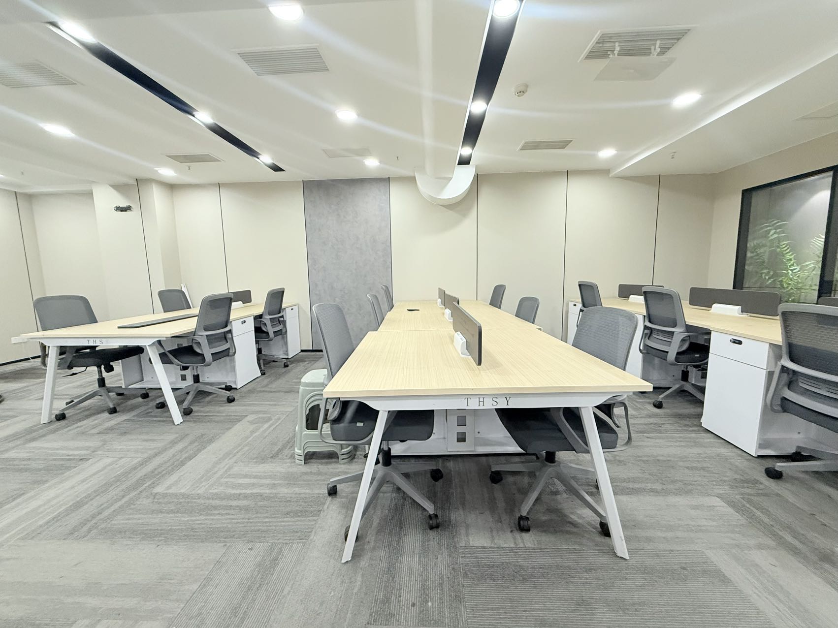 1号线高新地铁口 218平 3隔间18工位 无加时费 含家具可调换 特价出租 理想中心办公室出租