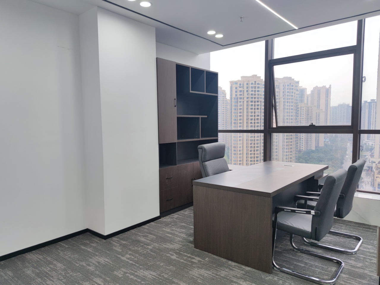 龙泉驿区豫光中心精装172平办公室全新带家具出租 户型方正