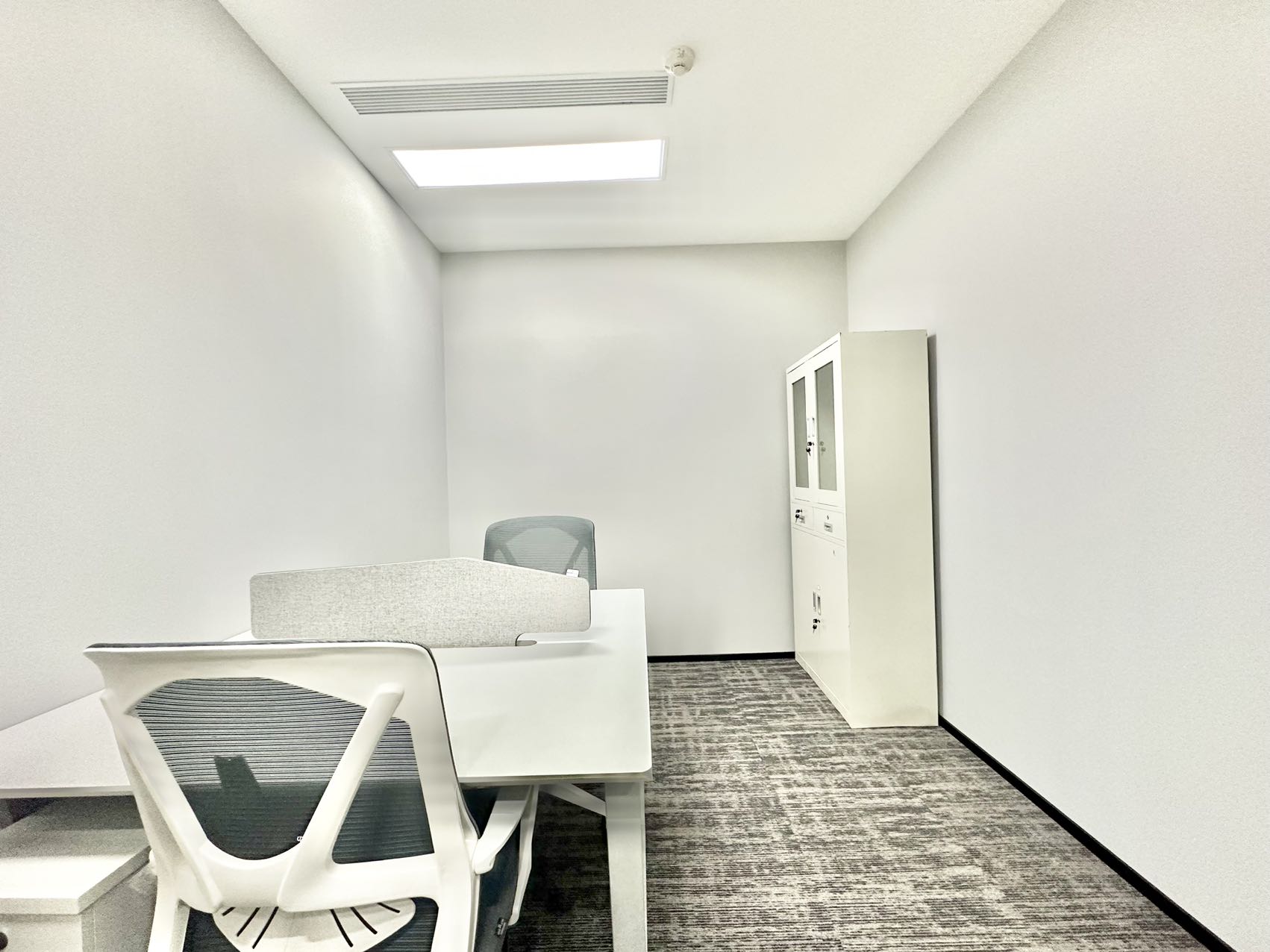 世纪城地铁附近 大面积三面采光户型 742平方 7隔间91工位 物业含空调能耗费 首东置业办公室出租