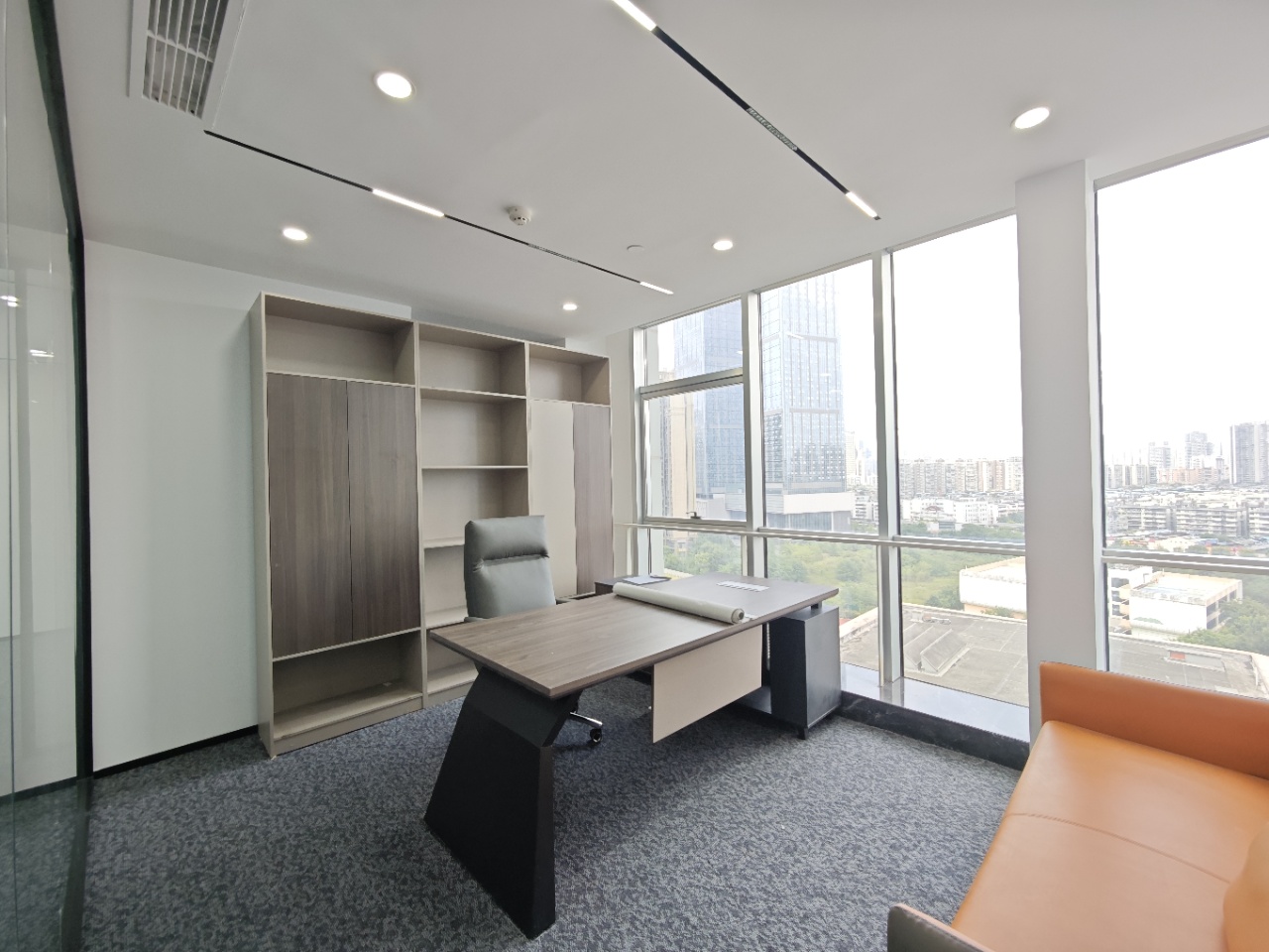 锦江区东光地铁几百米 201平 4隔间15工位 精装带家具 户型方正 24小时空调 东湖国际办公室出租