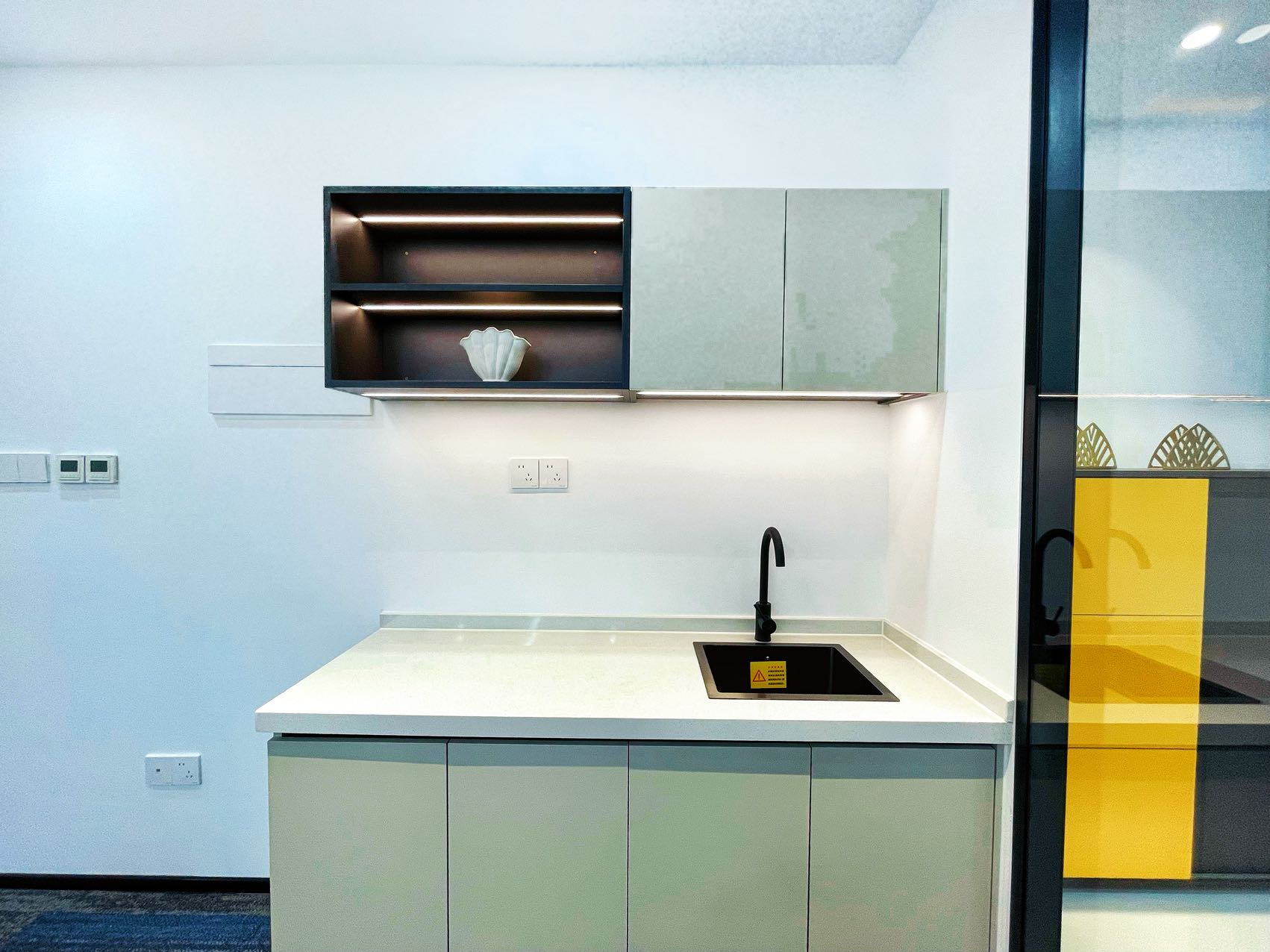 天府三街地铁采光面大 朝天府大道 100平方 2隔间8工位 艺术装修 带家具 视野巴适 希顿国际办公室出租