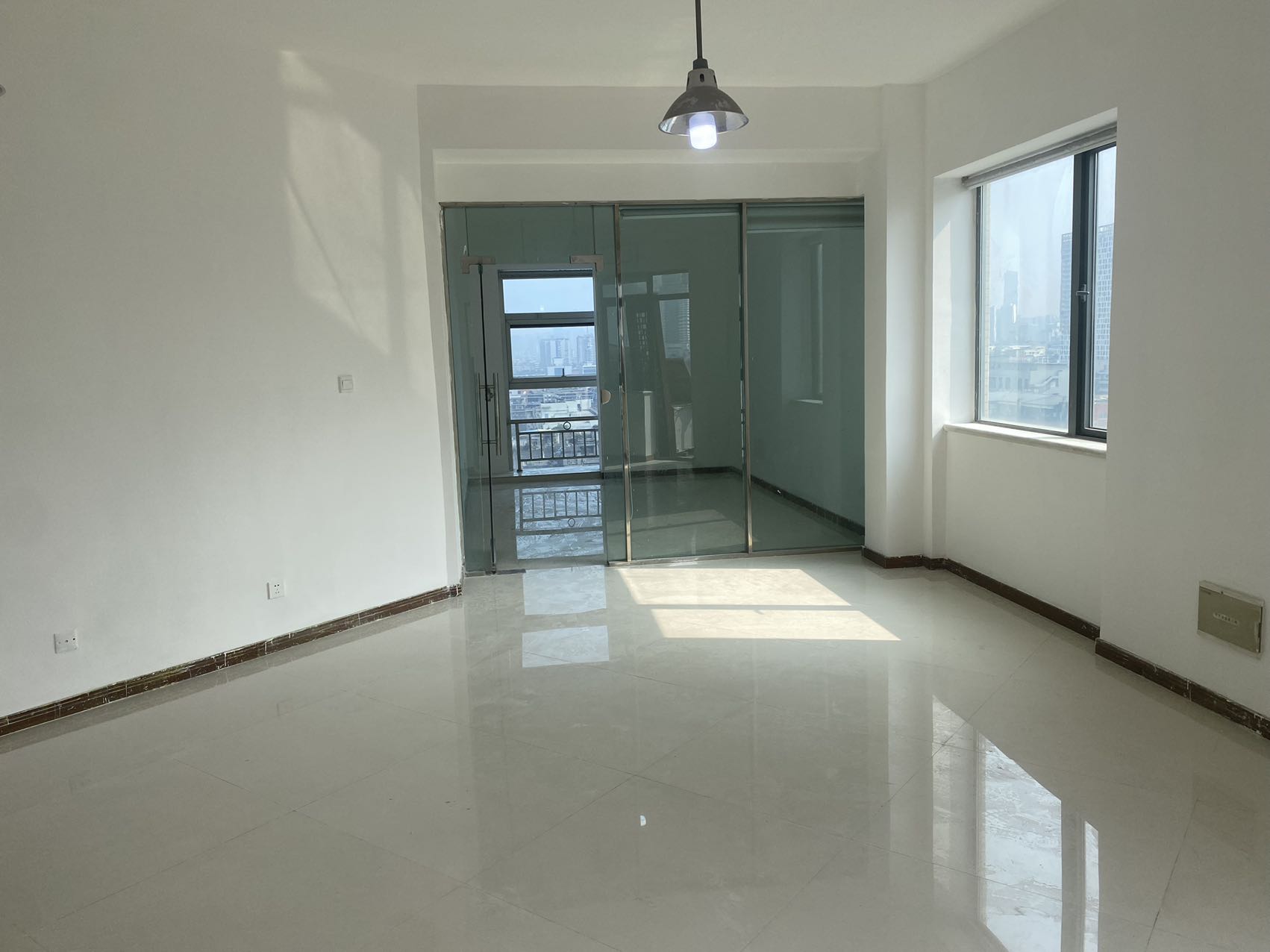 市中心4号线太升南路地铁几百米 个人房东直租 77平小面积 家具可配 带独立厕所 锦天国际办公室出租