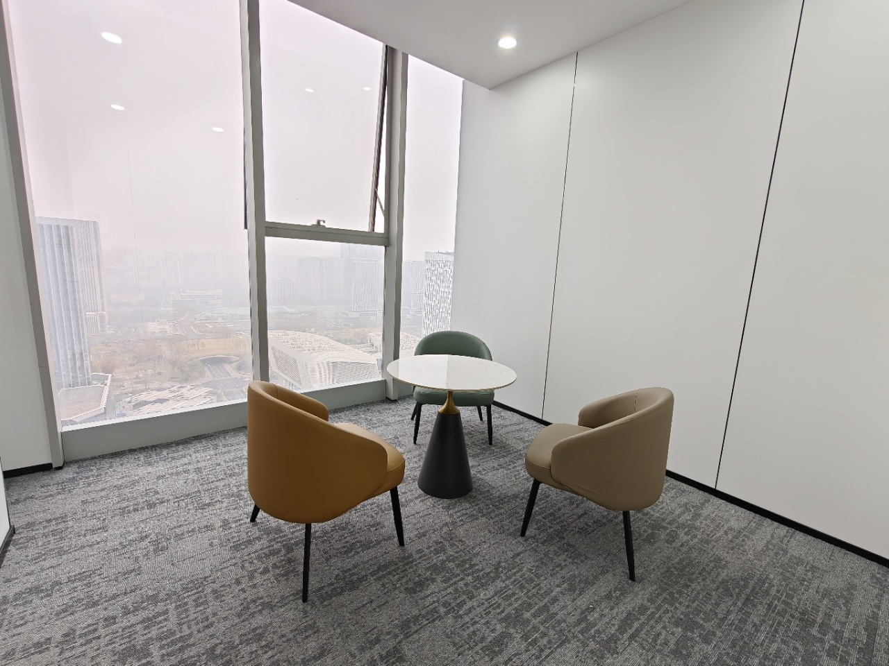 孵化园甲写空调开放时间长 358平 5隔间40工位 价格含家具 户型方正 嘉煜金融科技中心办公室出租