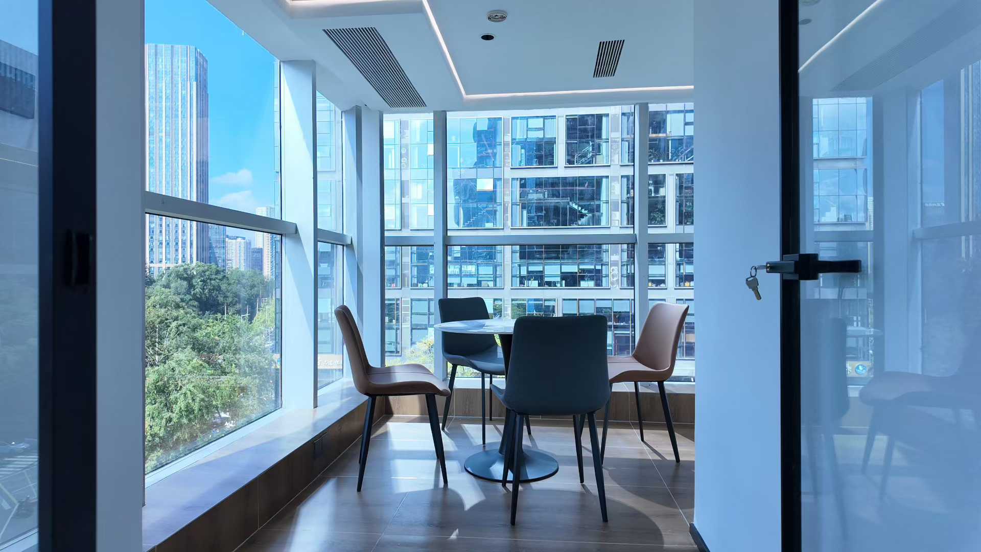 天府三街地铁三四百米 24小时空调楼盘 305平 5隔间42工位 双面采光 精装带家具 带共享露天花园 福年广场办公室出租