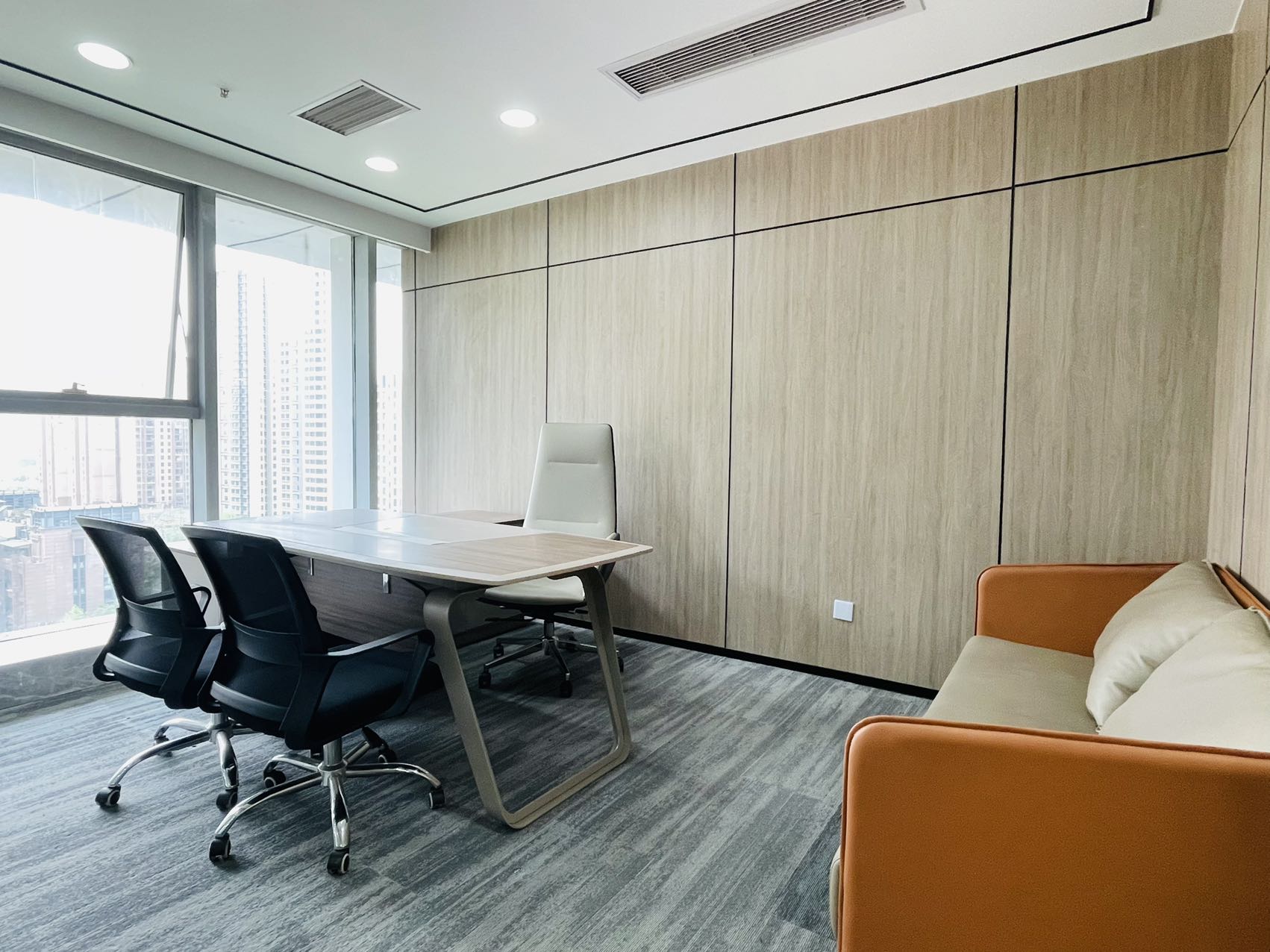 成华区火车东站2/7号线双地铁 140平方 3隔间12工位 户型方正 精装带家具 小户型出租 西希国际办公室出租