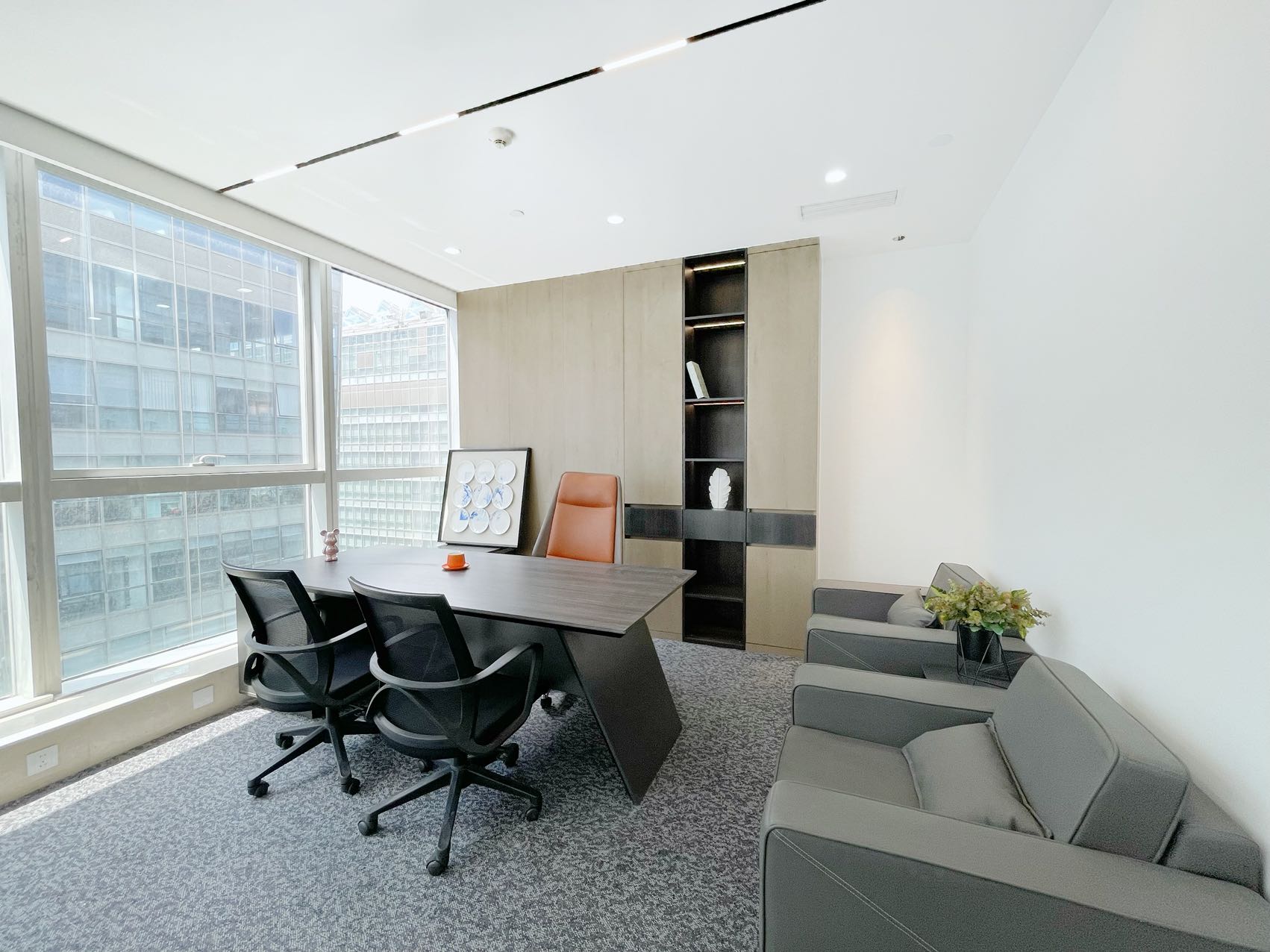 天府三街精致户型 212平方 3隔间+20工位带茶水间 配套有希顿酒店 希顿国际广场办公室出租