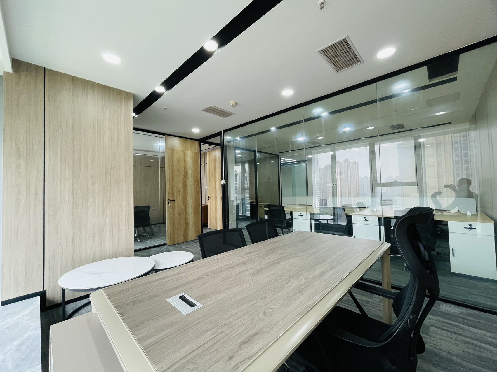 成华区火车东站2/7号线双地铁 140平方 3隔间12工位 户型方正 精装带家具 小户型出租 西希国际办公室出租