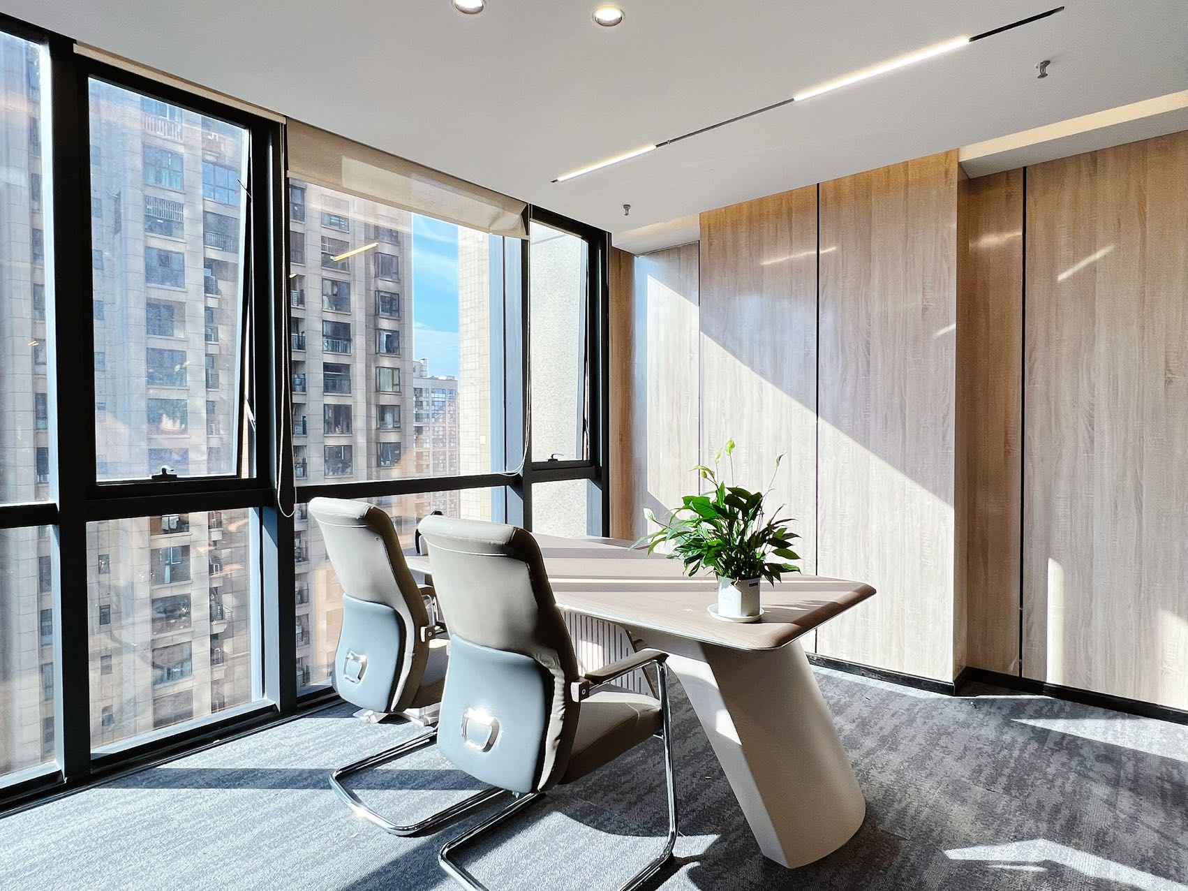 孵化园甲级楼盘 252平方电梯口户型 4隔间30工位 近地铁 地铁三线交汇 阳光金融中心办公室出租