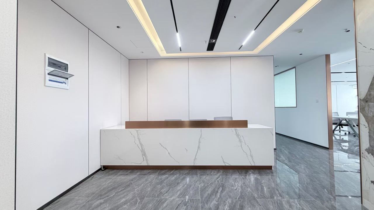 龙泉大面版块 13号线龙安地铁口 715平 7隔间58工位 带超大老板间 双面采光 精装带家具 中物国际办公室出租