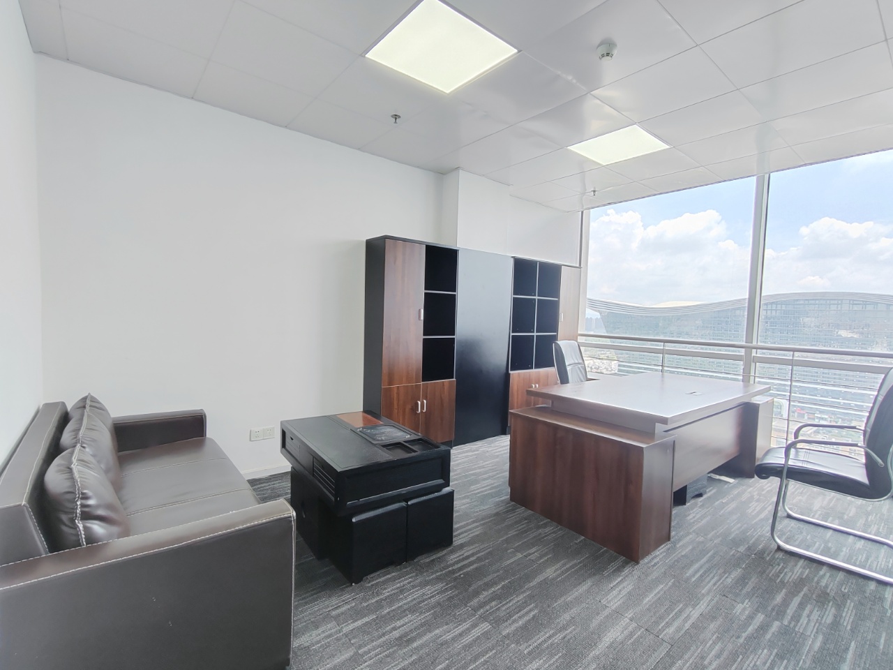 三线交汇高新区核心CBD孵化园地铁口 315平方 5隔间42工位 无加时费 奥克斯广场办公室出租