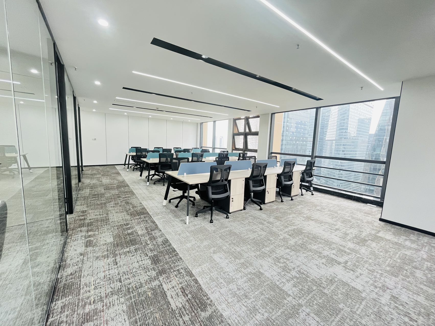 世纪城双面采光精选户型 采光面大 视野巴适 217平方 3隔间30工位 含物业费 蜀都中心办公室出租