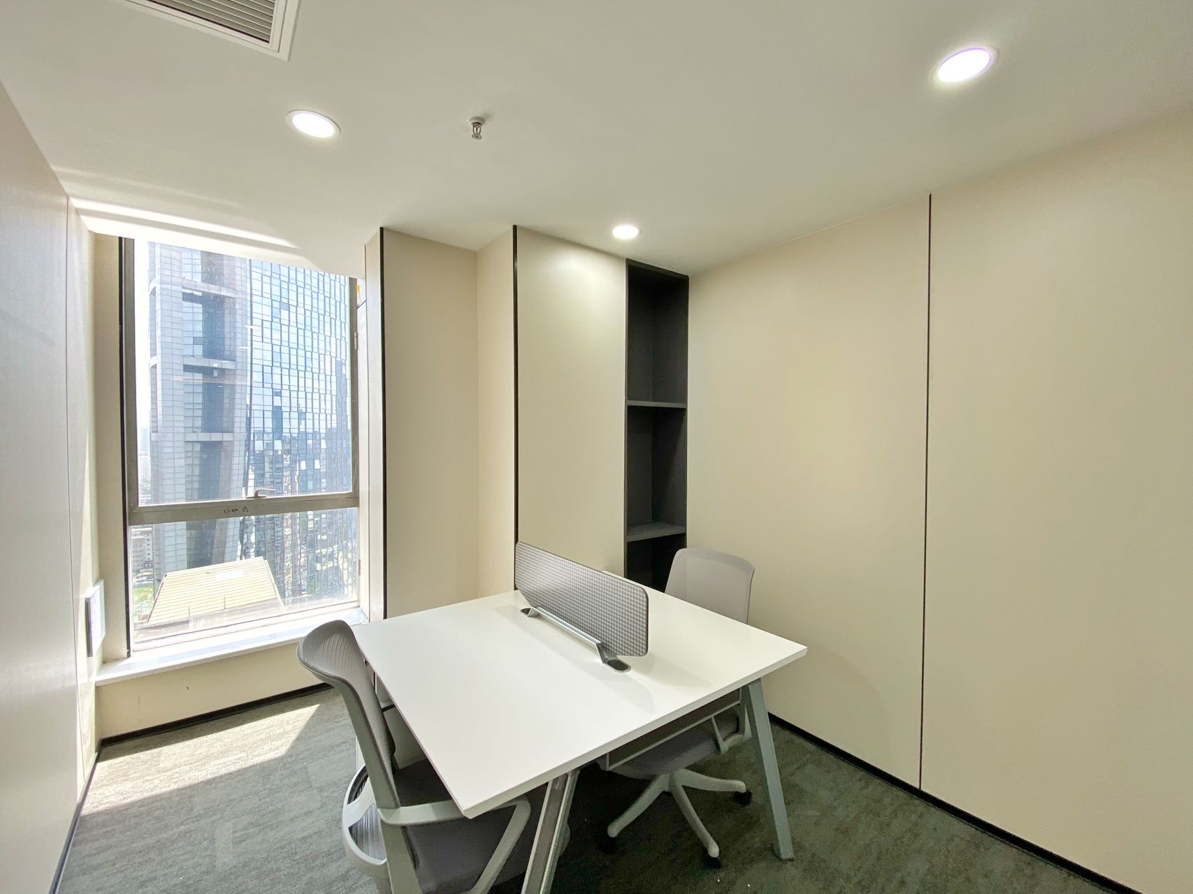 锦江区东门大桥地铁口 按套出租4隔间18工位 24小时空调 双面采光 东方广场办公室出租