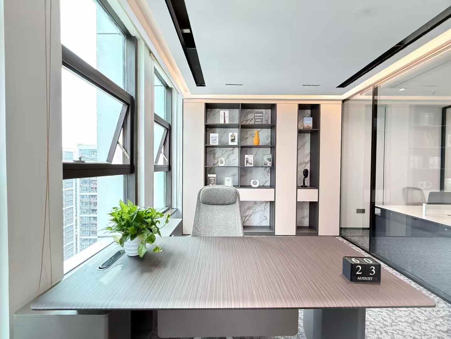 孵化园/金融城稀缺创业办事处小面积 按套出租 2隔间6工位 24小时空调 户型方正 中航国际交流中心办公室出租