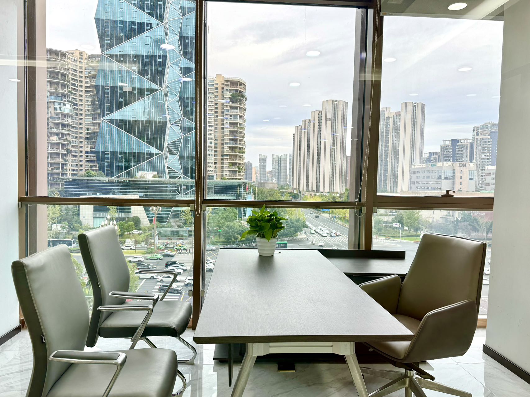 高新区1号线世纪城地铁口 323平方 5隔间34工位带2库房 低区双面采光 东南朝向 东方希望广场办公室出租