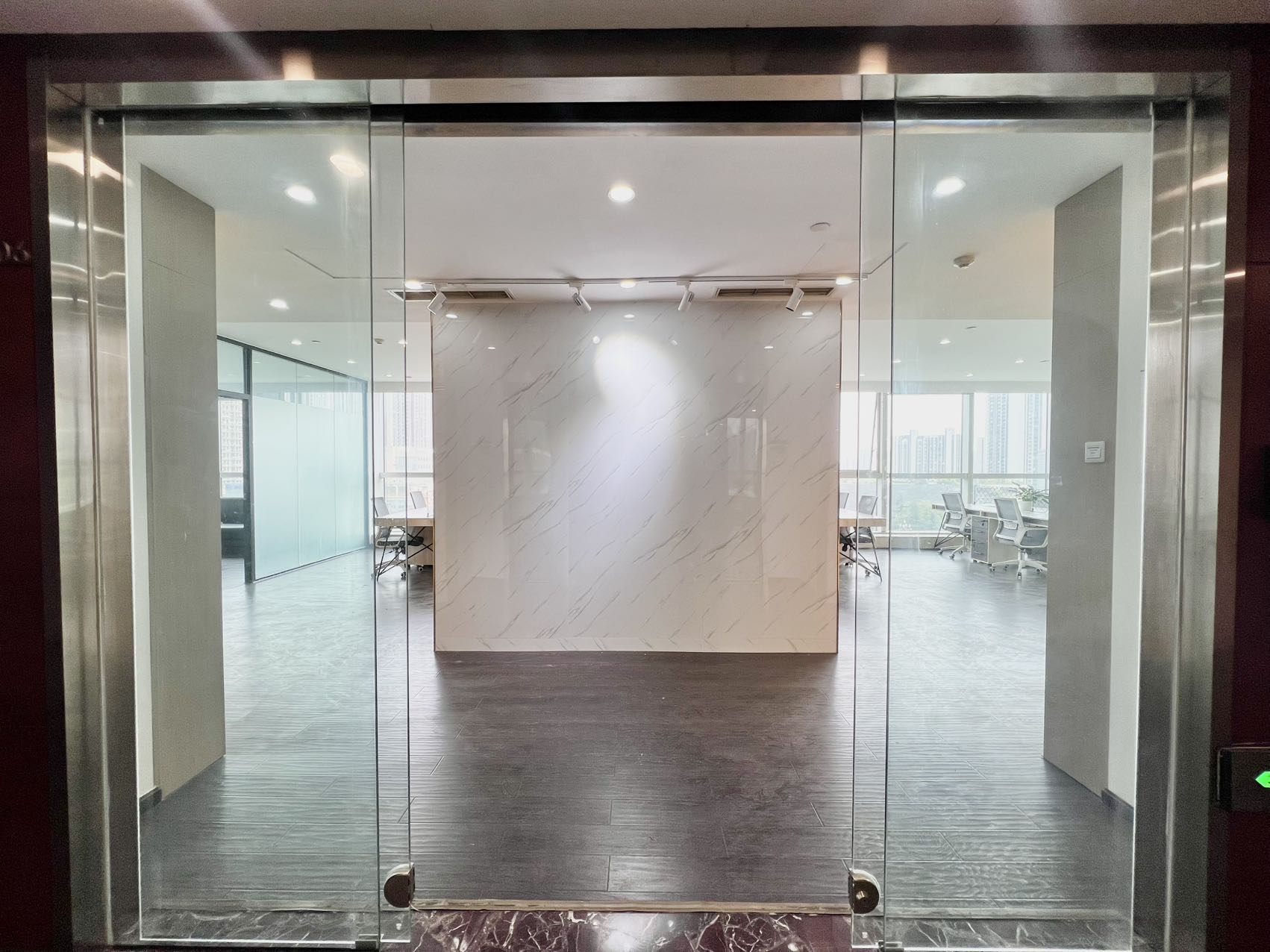 天府三街地铁两三百米 双面采光户型 238平方 1隔间30工位 可以价格见 带展柜 希顿国际广场C座办公室出租