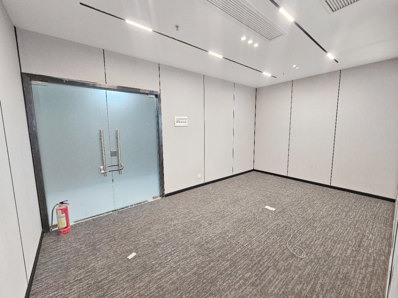 (高新区)孵化园三地铁交汇 甲写楼盘 691平 8隔间76工位 朝南 三面采光 69含税 阳光金融中心办公室出租