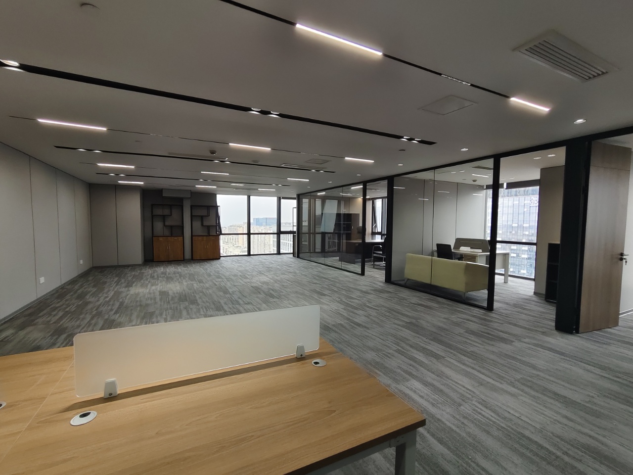 孵化园-三地铁交汇 甲级写字楼 315平方 5隔间30工位 新装修 配套齐全 强力推荐 新中泰国际办公室出租