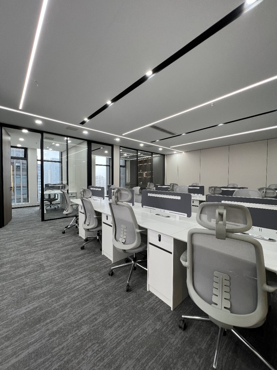 天府三街地铁口 24小时空调楼盘 225平方 4隔间24工位 正对电梯口 户型方正 新希望国际办公室出租