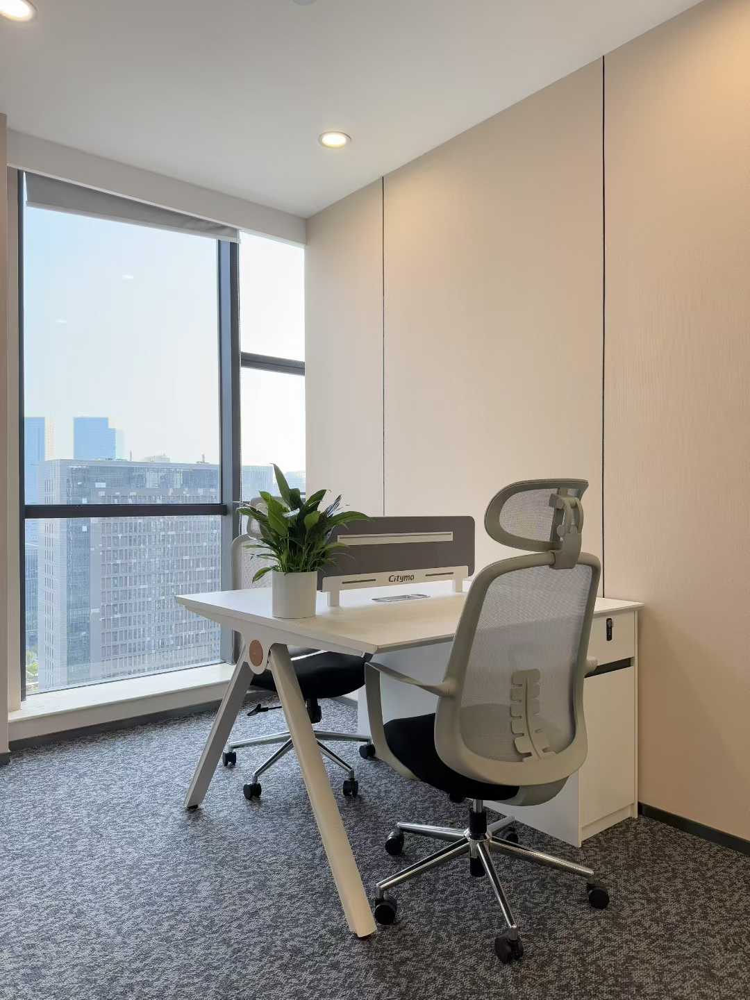 天府三街地铁口高品质装修房源 286平方 4隔间20工位 正对电梯口 24小时空调 新希望国际办公室出租