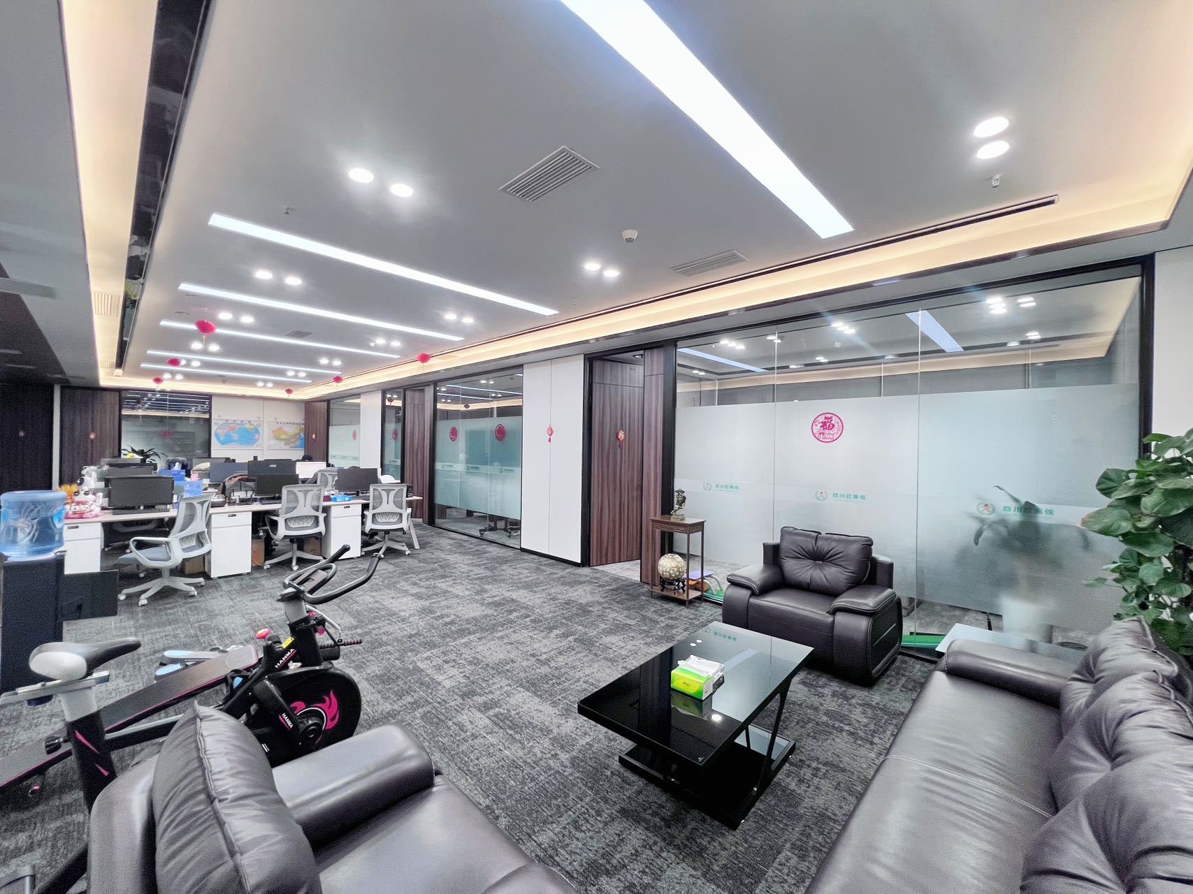 高新区世纪城地铁口 套租 7隔间30工位 东南双面采光 楼王户型 视野巴适 超大隔间 东方希望天祥办公室出租